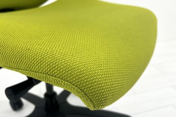 イトーキ エフチェア 中古 2016年製 クッション 可動肘 事務椅子 ITOKI 中古オフィス家具 モスグリーンの画像