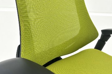 イトーキ エフチェア 中古 2016年製 クッション 可動肘 事務椅子 ITOKI 中古オフィス家具 モスグリーンの画像