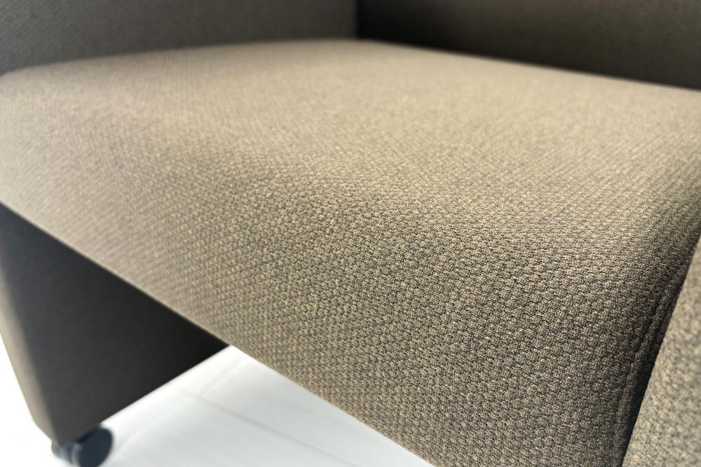 オカムラ 8381シリーズ 中古 多目的チェア 応接ソファ 安楽椅子 ミーティングチェア 応接会議椅子 中古オフィス家具の画像