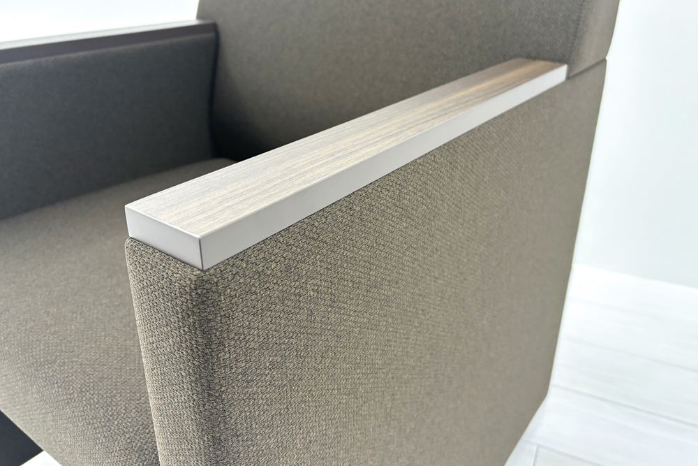 オカムラ 8381シリーズ 中古 多目的チェア 応接ソファ 安楽椅子 ミーティングチェア 応接会議椅子 中古オフィス家具の画像