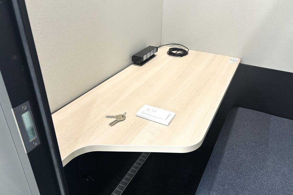 TERECUBE オカムラ テレキューブ 中古 フルクローズ型ワークブース 個室防音ブース ソロワークブース 中古オフィス家具 1200/1100/2310の画像