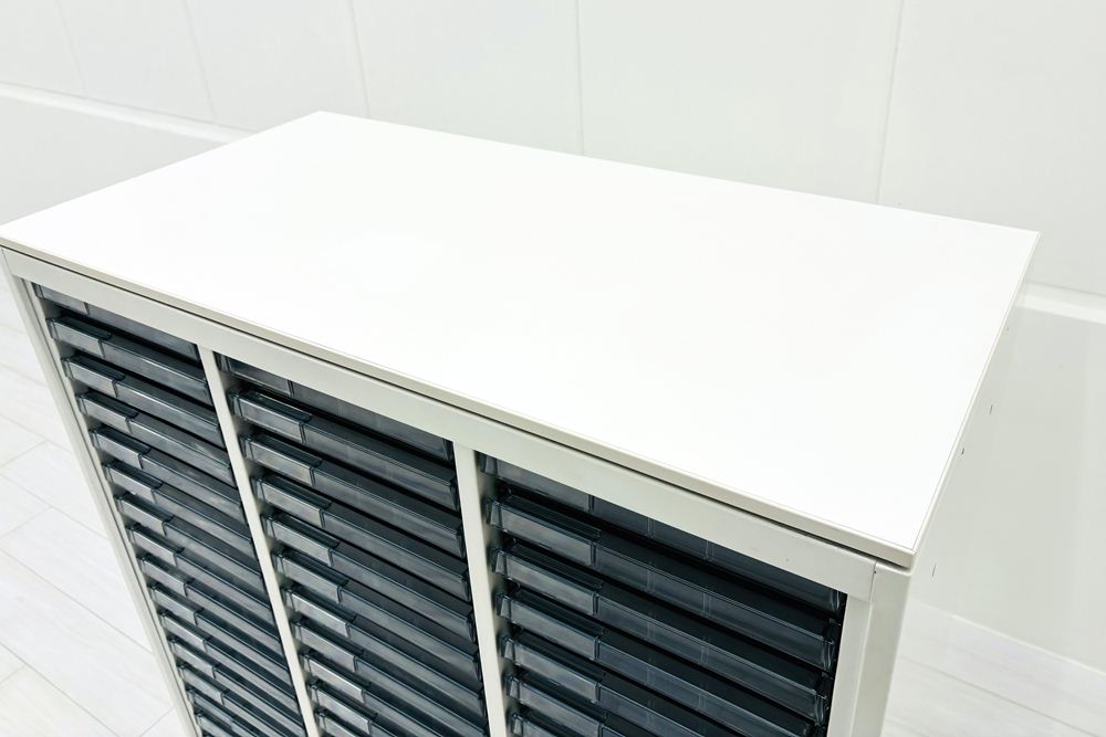 オカムラ クリスタルトレイキャビネット A4浅型トレイ 21段３列 ホワイト 中古 クリスタルケース クリスタルキャビネット 中古オフィス家具 900/450/1120の画像