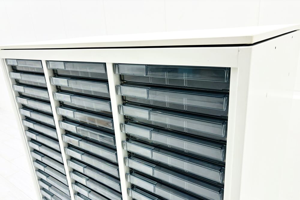 オカムラ クリスタルトレイキャビネット A4浅型トレイ 21段３列 ホワイト 中古 クリスタルケース クリスタルキャビネット 中古オフィス家具 900/450/1120の画像