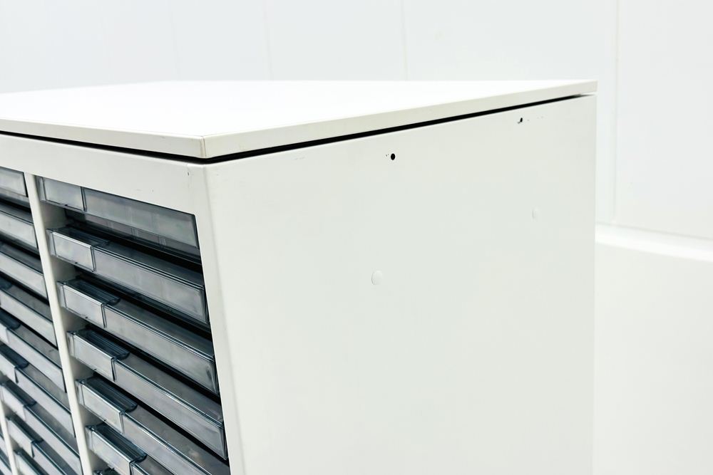 オカムラ クリスタルトレイキャビネット A4浅型トレイ 21段３列 ホワイト 中古 クリスタルケース クリスタルキャビネット 中古オフィス家具 900/450/1120の画像