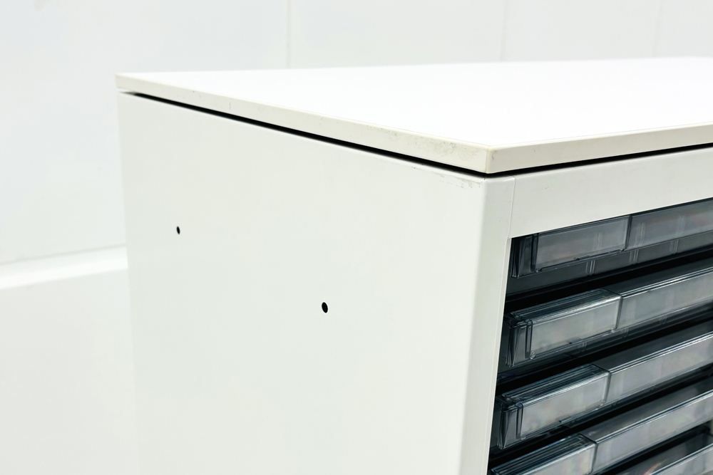 オカムラ クリスタルトレイキャビネット A4浅型トレイ 21段３列 ホワイト 中古 クリスタルケース クリスタルキャビネット 中古オフィス家具 900/450/1120の画像