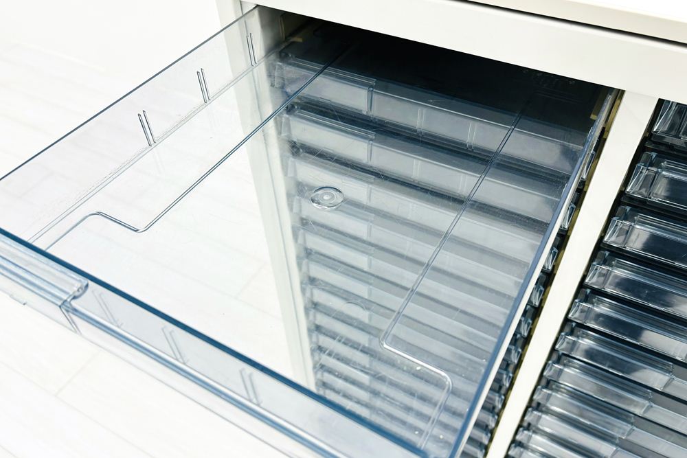 オカムラ クリスタルトレイキャビネット A4浅型トレイ 21段３列 ホワイト 中古 クリスタルケース クリスタルキャビネット 中古オフィス家具 900/450/1120の画像