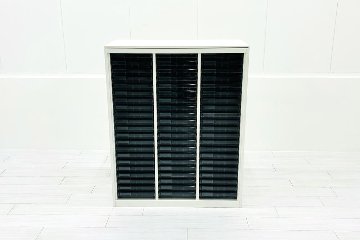 オカムラ クリスタルトレイキャビネット A4浅型トレイ 21段３列 ホワイト 中古 クリスタルケース クリスタルキャビネット 中古オフィス家具 900/450/1120の画像