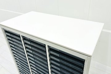 オカムラ クリスタルトレイキャビネット A4浅型トレイ 21段３列 ホワイト 中古 クリスタルケース クリスタルキャビネット 中古オフィス家具 900/450/1120の画像