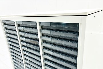 オカムラ クリスタルトレイキャビネット A4浅型トレイ 21段３列 ホワイト 中古 クリスタルケース クリスタルキャビネット 中古オフィス家具 900/450/1120の画像