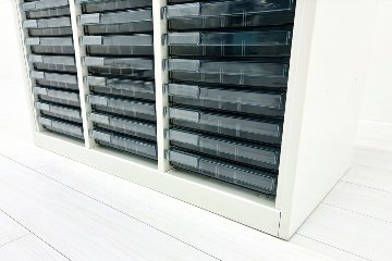 オカムラ クリスタルトレイキャビネット A4浅型トレイ 21段３列 ホワイト 中古 クリスタルケース クリスタルキャビネット 中古オフィス家具 900/450/1120の画像