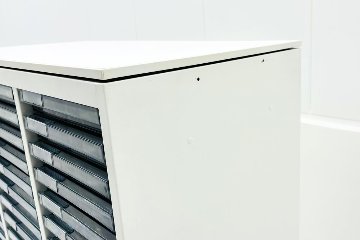 オカムラ クリスタルトレイキャビネット A4浅型トレイ 21段３列 ホワイト 中古 クリスタルケース クリスタルキャビネット 中古オフィス家具 900/450/1120の画像