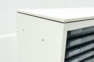 オカムラ クリスタルトレイキャビネット A4浅型トレイ 21段３列 ホワイト 中古 クリスタルケース クリスタルキャビネット 中古オフィス家具 900/450/1120の画像