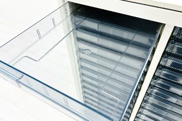 オカムラ クリスタルトレイキャビネット A4浅型トレイ 21段３列 ホワイト 中古 クリスタルケース クリスタルキャビネット 中古オフィス家具 900/450/1120の画像