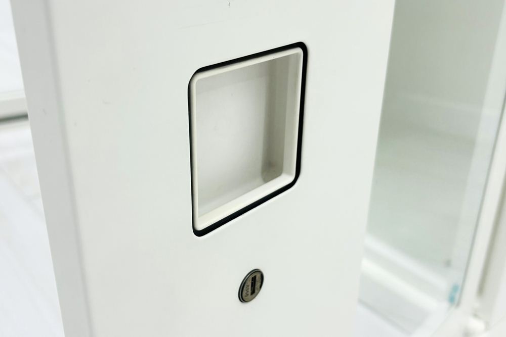 中古 オカムラ レクトライン 【上下セット】クリスタルトレイキャビネット A4浅型深型 4段３列 ガラス書庫 ホワイト クリスタルケース 中古オフィス家具 900/450/1120の画像