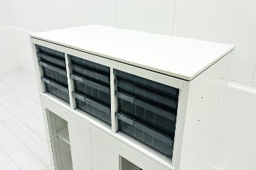 中古 オカムラ レクトライン 【上下セット】クリスタルトレイキャビネット A4浅型深型 4段３列 ガラス書庫 ホワイト クリスタルケース 中古オフィス家具 900/450/1120の画像