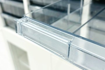 中古 オカムラ レクトライン 【上下セット】クリスタルトレイキャビネット A4浅型深型 4段３列 ガラス書庫 ホワイト クリスタルケース 中古オフィス家具 900/450/1120の画像