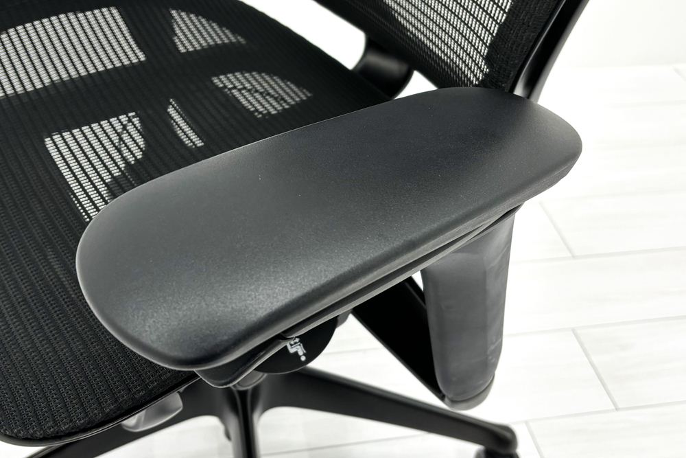 オカムラ コンテッサセコンダ 中古 2017年製 Contessa seconda コンテッサチェア 中古オフィス家具 メッシュ ブラック CC81MR-FPG1の画像