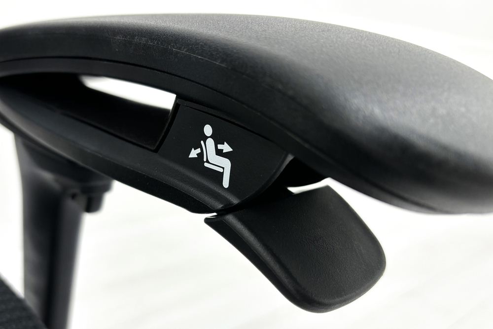 オカムラ コンテッサセコンダ 中古 2017年製 Contessa seconda コンテッサチェア 中古オフィス家具 メッシュ ブラック CC81MR-FPG1の画像