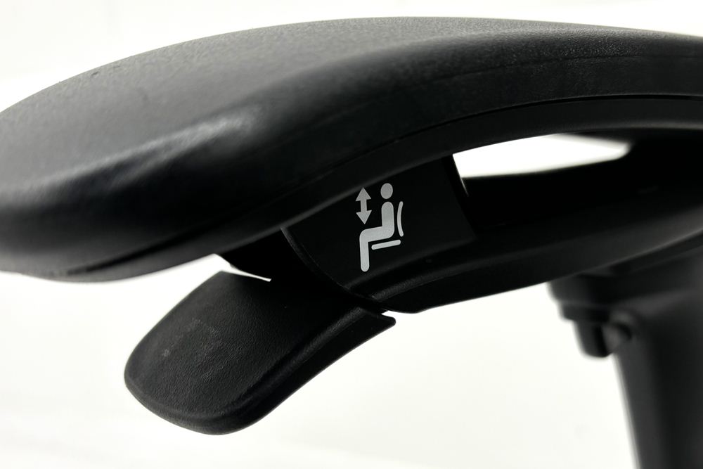 オカムラ コンテッサセコンダ 中古 2017年製 Contessa seconda コンテッサチェア 中古オフィス家具 メッシュ ブラック CC81MR-FPG1の画像