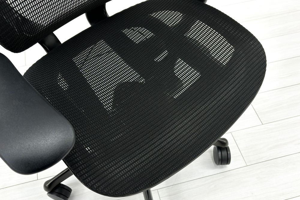 オカムラ コンテッサセコンダ 中古 2017年製 Contessa seconda コンテッサチェア 中古オフィス家具 メッシュ ブラック CC81MR-FPG1の画像