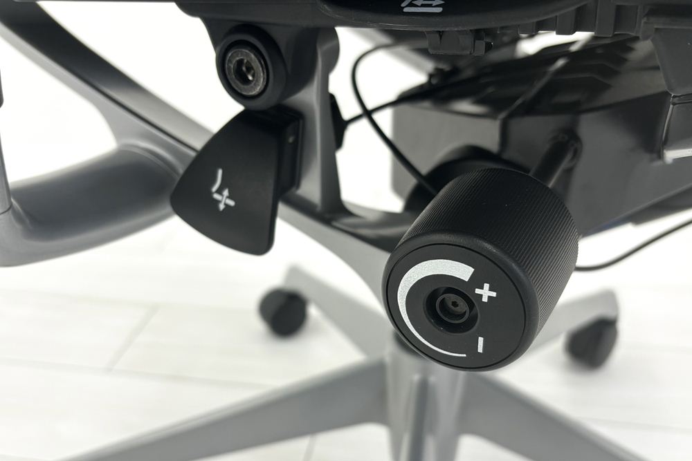 バロンチェア 中古 オカムラ Baron ブラック 可動肘 ハイバック 中古オフィス家具 座クッション 中古オフィスチェア 事務椅子の画像