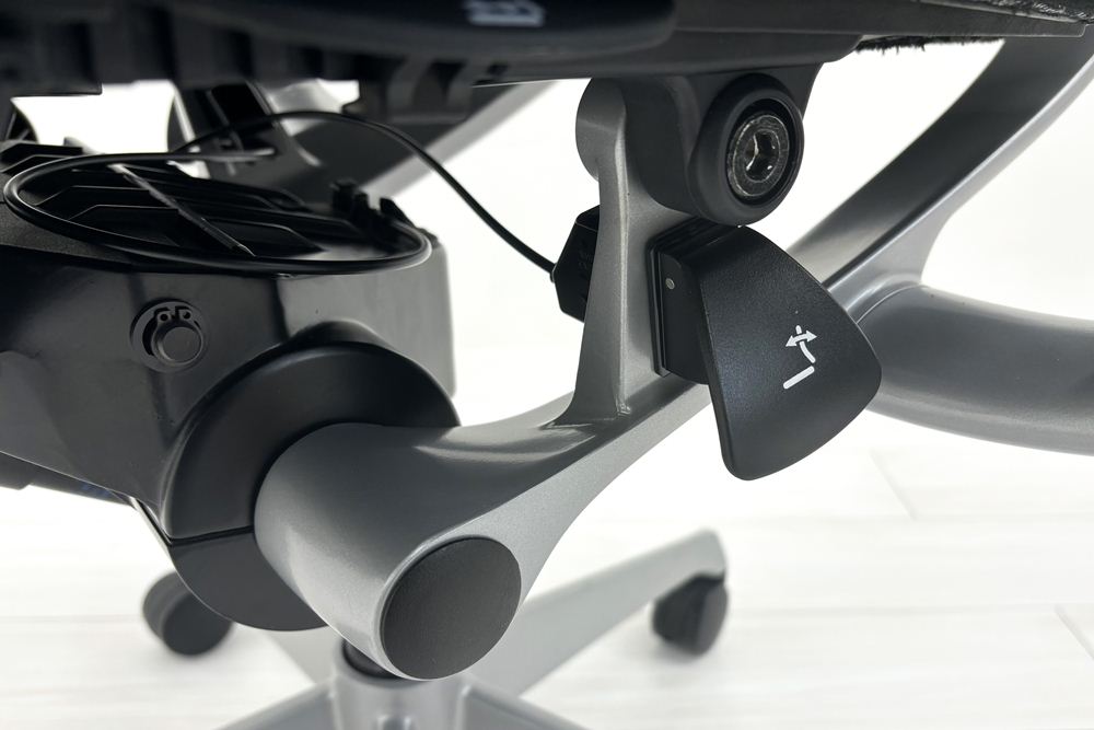 バロンチェア 中古 オカムラ Baron ブラック 可動肘 ハイバック 中古オフィス家具 座クッション 中古オフィスチェア 事務椅子の画像