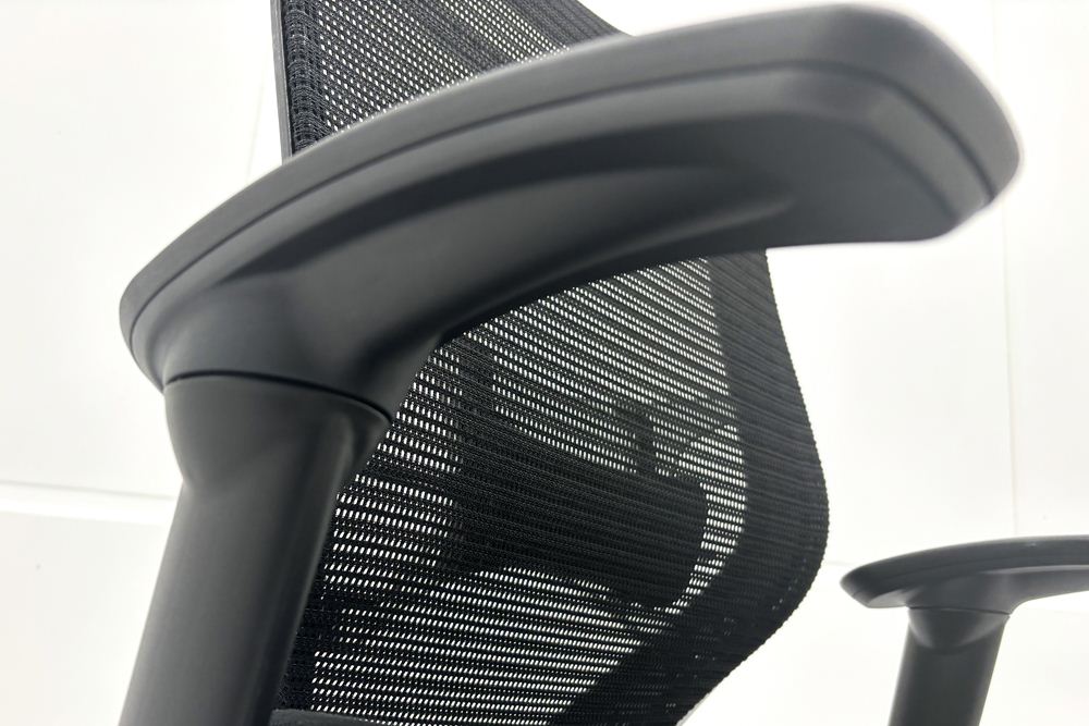 バロンチェア 中古 オカムラ Baron ブラック 可動肘 ハイバック 中古オフィス家具 座クッション 中古オフィスチェア 事務椅子の画像