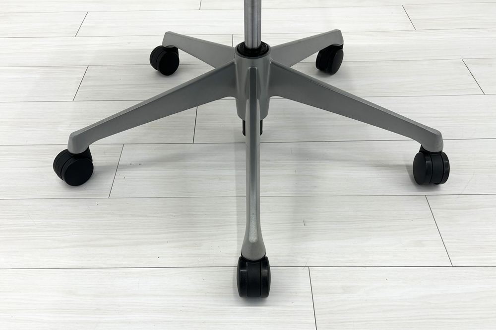 バロンチェア 中古 オカムラ Baron ブラック 可動肘 ハイバック 中古オフィス家具 座クッション 中古オフィスチェア 事務椅子の画像