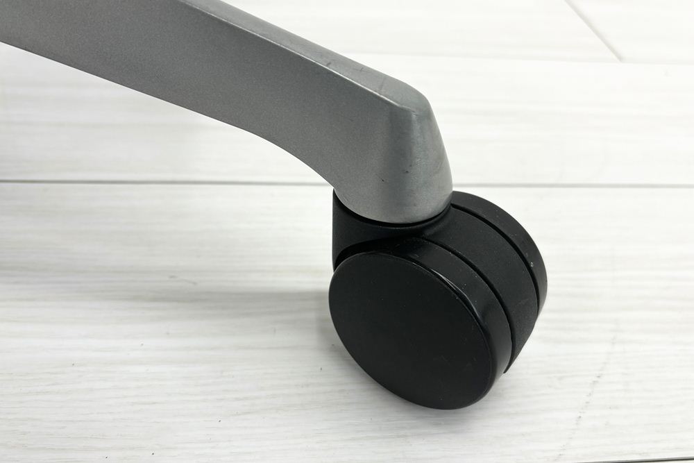 バロンチェア 中古 オカムラ Baron ブラック 可動肘 ハイバック 中古オフィス家具 座クッション 中古オフィスチェア 事務椅子の画像