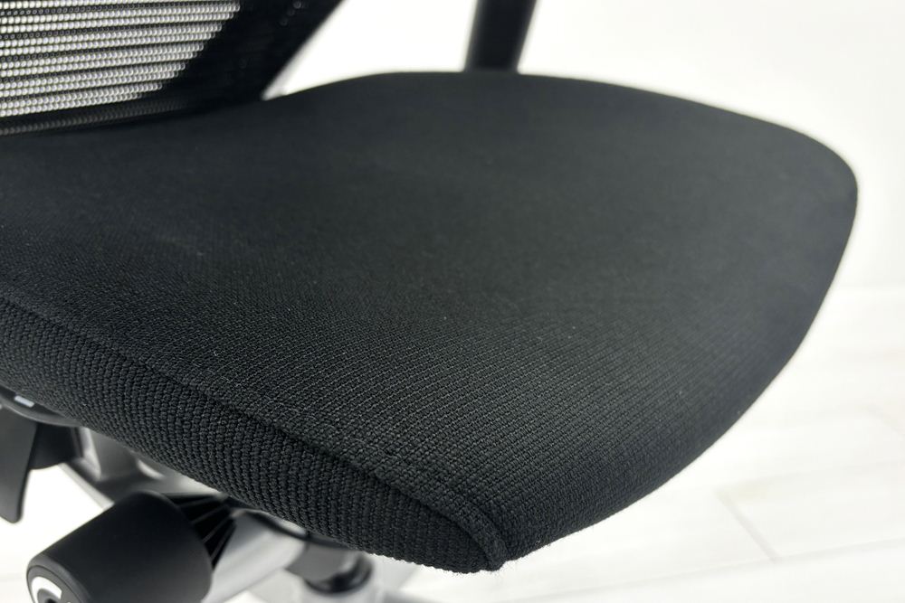 バロンチェア 中古 オカムラ Baron ブラック 可動肘 ハイバック 中古オフィス家具 座クッション 中古オフィスチェア 事務椅子の画像