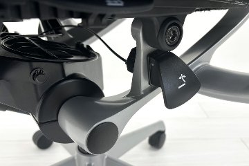 バロンチェア 中古 オカムラ Baron ブラック 可動肘 ハイバック 中古オフィス家具 座クッション 中古オフィスチェア 事務椅子の画像