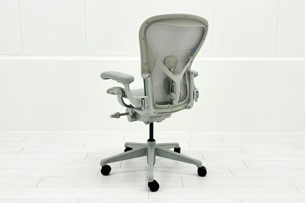 【未開封未使用品】 ハーマンミラー アーロンチェア リマスタード Bサイズ フル装備 中古 Herman Miller Aeron Chair Remastered 中古オフィス家具 ミネラルの画像