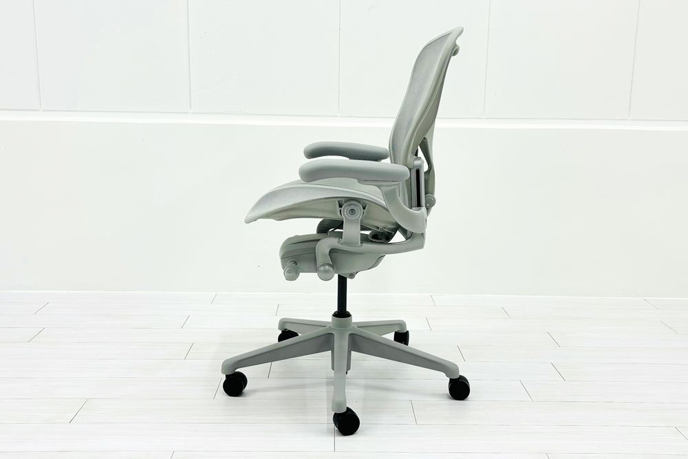 【未開封未使用品】 ハーマンミラー アーロンチェア リマスタード Bサイズ フル装備 中古 Herman Miller Aeron Chair Remastered 中古オフィス家具 ミネラルの画像