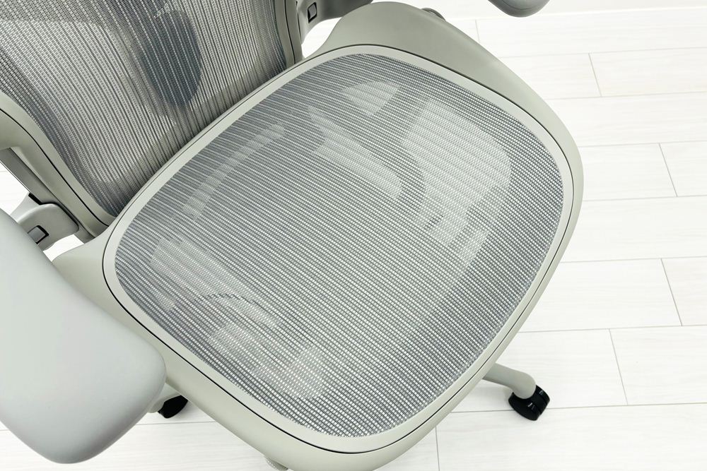 【未開封未使用品】 ハーマンミラー アーロンチェア リマスタード Bサイズ フル装備 中古 Herman Miller Aeron Chair Remastered 中古オフィス家具 ミネラルの画像