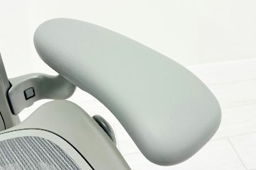 【未開封未使用品】 ハーマンミラー アーロンチェア リマスタード Bサイズ フル装備 中古 Herman Miller Aeron Chair Remastered 中古オフィス家具 ミネラルの画像