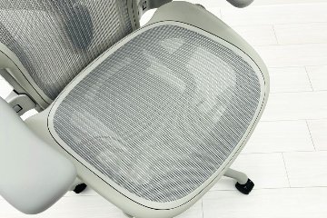 【未開封未使用品】 ハーマンミラー アーロンチェア リマスタード Bサイズ フル装備 中古 Herman Miller Aeron Chair Remastered 中古オフィス家具 ミネラルの画像