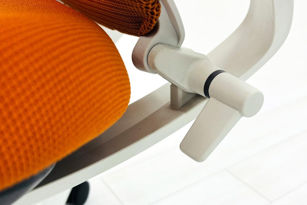 コクヨ デュオラチェア 中古 ハイバック 2016年製 KOKUYO Duora クッション 可動肘 中古オフィス家具 オレンジの画像