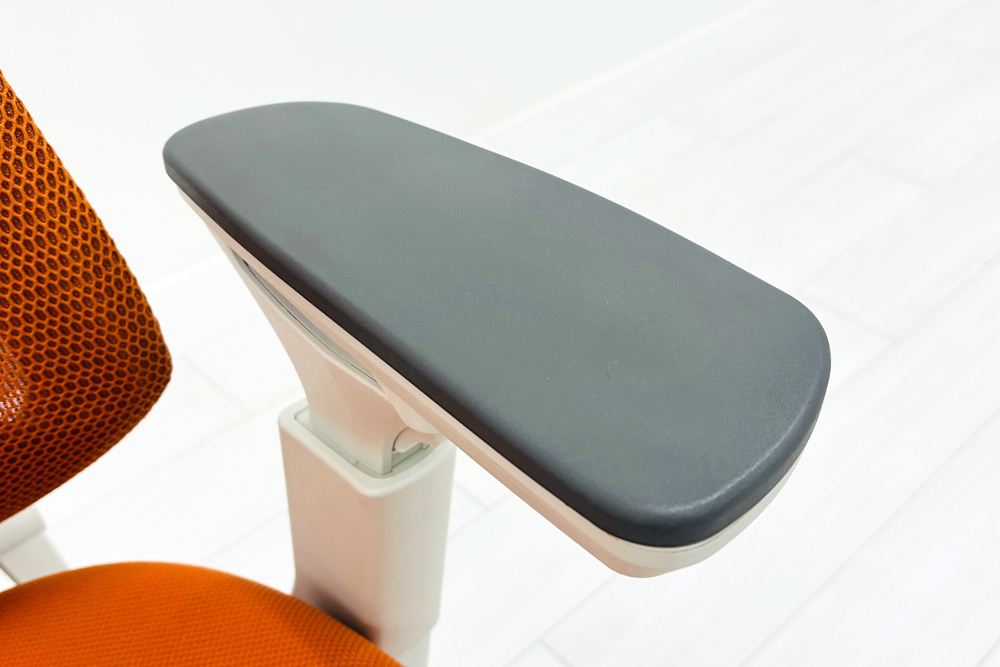 コクヨ デュオラチェア 中古 ハイバック 2016年製 KOKUYO Duora クッション 可動肘 中古オフィス家具 オレンジの画像