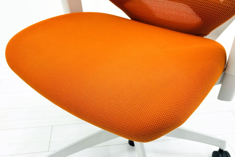 コクヨ デュオラチェア 中古 ハイバック 2016年製 KOKUYO Duora クッション 可動肘 中古オフィス家具 オレンジの画像