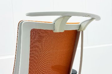 コクヨ デュオラチェア 中古 ハイバック 2016年製 KOKUYO Duora クッション 可動肘 中古オフィス家具 オレンジの画像