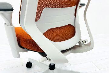 コクヨ デュオラチェア 中古 ハイバック 2016年製 KOKUYO Duora クッション 可動肘 中古オフィス家具 オレンジの画像