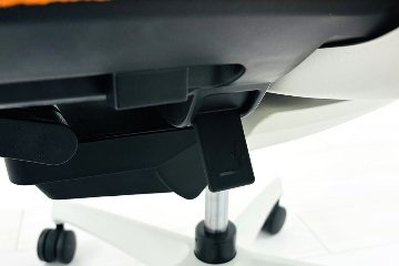 コクヨ デュオラチェア 中古 ハイバック 2016年製 KOKUYO Duora クッション 可動肘 中古オフィス家具 オレンジの画像