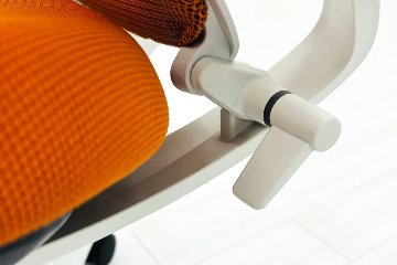 コクヨ デュオラチェア 中古 ハイバック 2016年製 KOKUYO Duora クッション 可動肘 中古オフィス家具 オレンジの画像