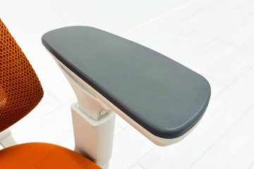 コクヨ デュオラチェア 中古 ハイバック 2016年製 KOKUYO Duora クッション 可動肘 中古オフィス家具 オレンジの画像