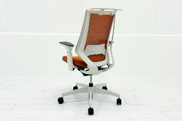 コクヨ デュオラチェア 中古 ハイバック 2016年製 KOKUYO Duora クッション 可動肘 中古オフィス家具 オレンジの画像