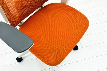 コクヨ デュオラチェア 中古 ハイバック 2016年製 KOKUYO Duora クッション 可動肘 中古オフィス家具 オレンジの画像