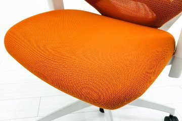 コクヨ デュオラチェア 中古 ハイバック 2016年製 KOKUYO Duora クッション 可動肘 中古オフィス家具 オレンジの画像