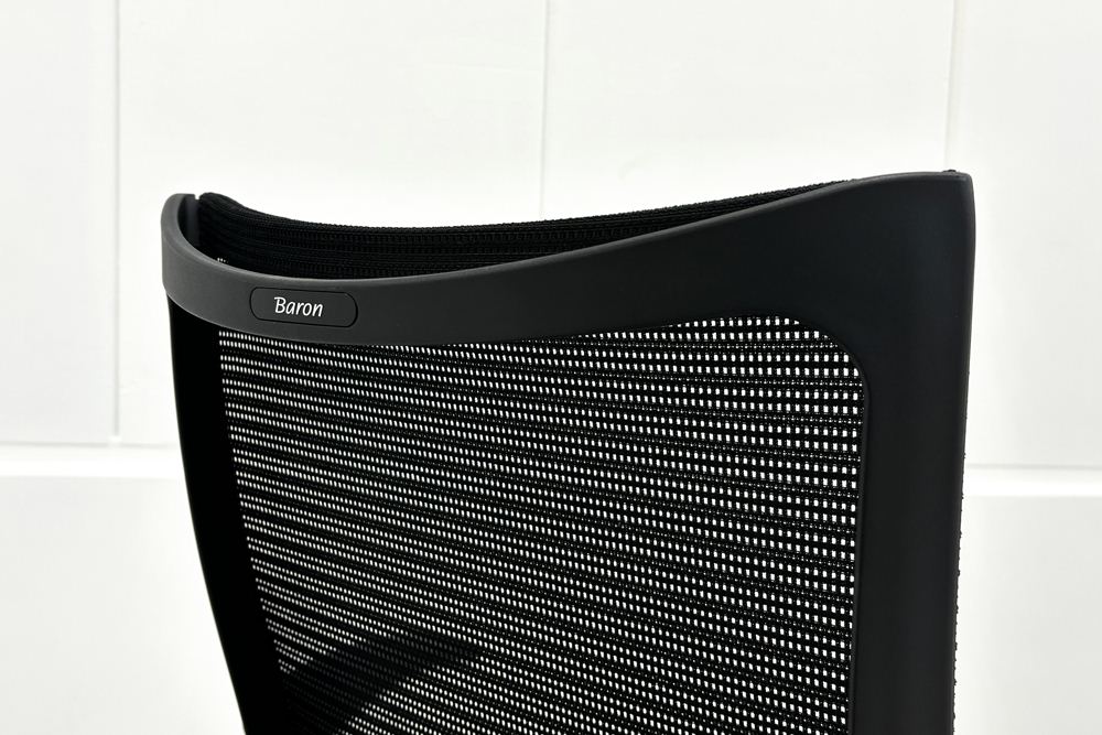 【ポリッシュ脚ピカピカ磨き有！】Baron Chair バロンチェア オカムラ ブラック 中古 固定肘 中古オフィス家具 ハイバックメッシュ 事務椅子 オフィスチェアの画像