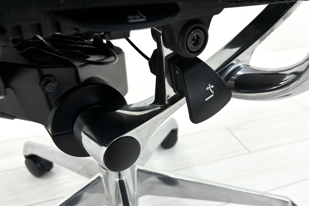 【ポリッシュ脚ピカピカ磨き有！】Baron Chair バロンチェア オカムラ ブラック 中古 固定肘 中古オフィス家具 ハイバックメッシュ 事務椅子 オフィスチェアの画像