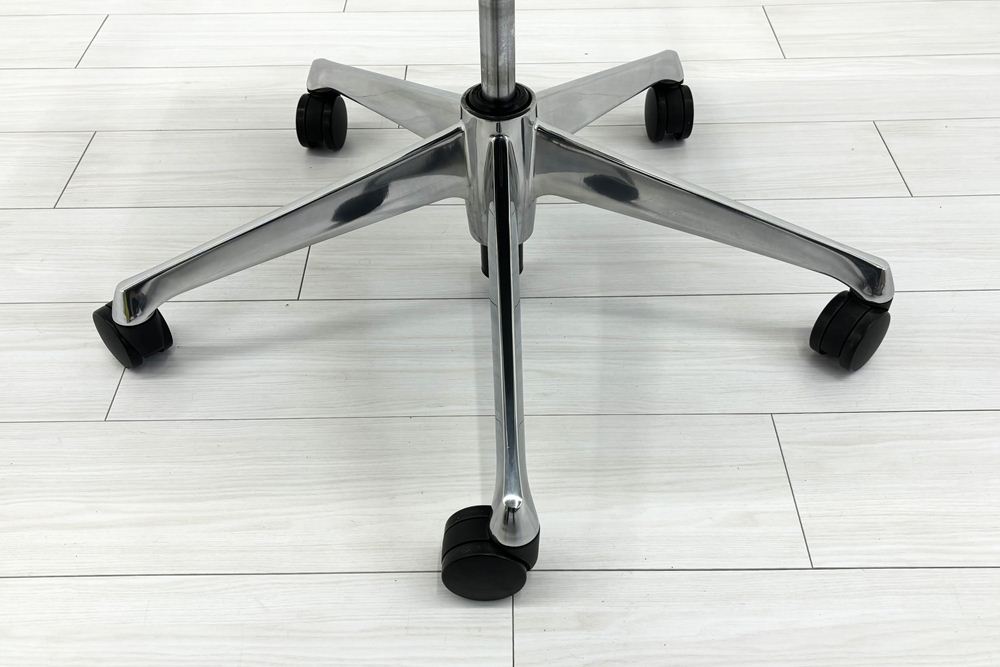 【ポリッシュ脚ピカピカ磨き有！】Baron Chair バロンチェア オカムラ ブラック 中古 固定肘 中古オフィス家具 ハイバックメッシュ 事務椅子 オフィスチェアの画像